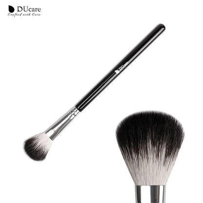 DUcare highlighter brush with soft bristles for precise application and blending of highlighter makeup