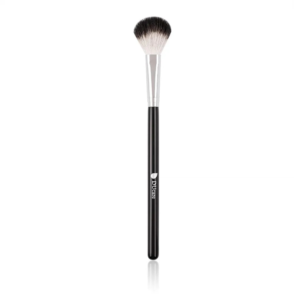 DUcare highlighter brush with soft bristles for precise application of makeup highlighter