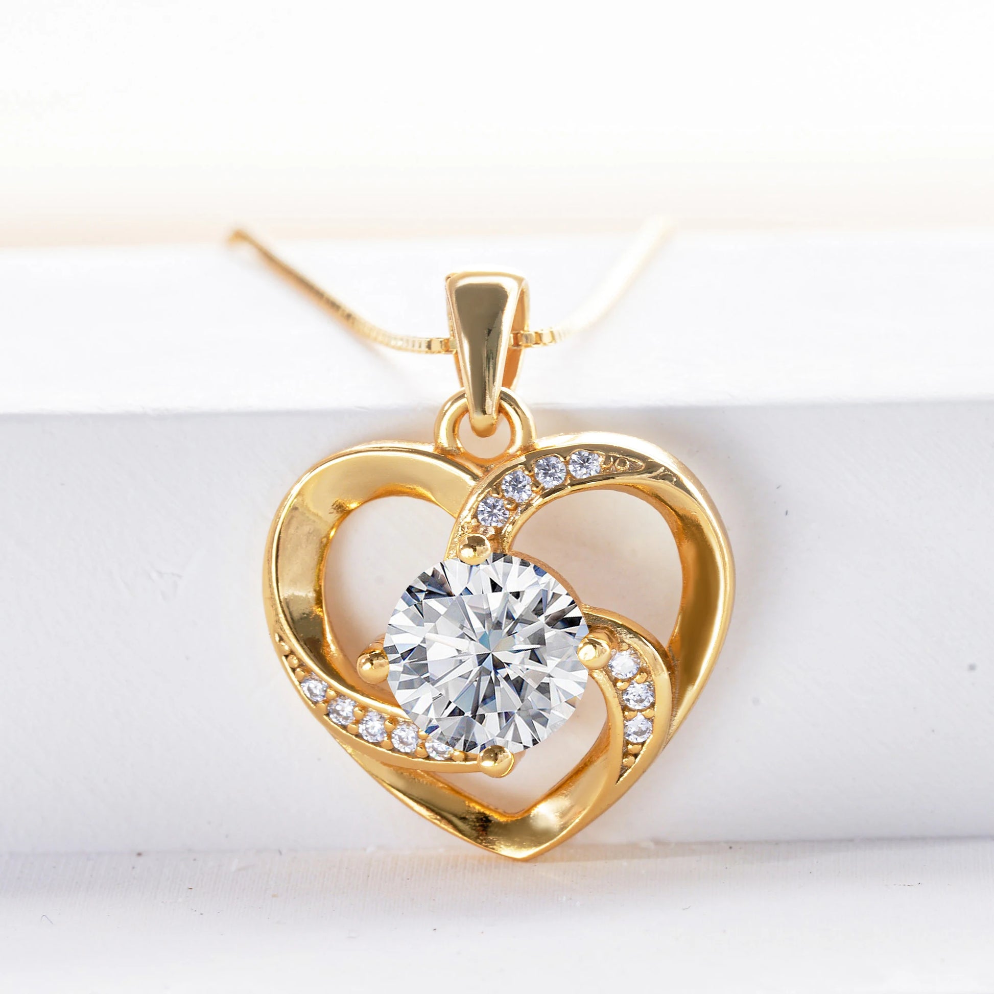 Luxurymania24 Moissanite heart pendant necklace in gold with sparkling centre stone and design details