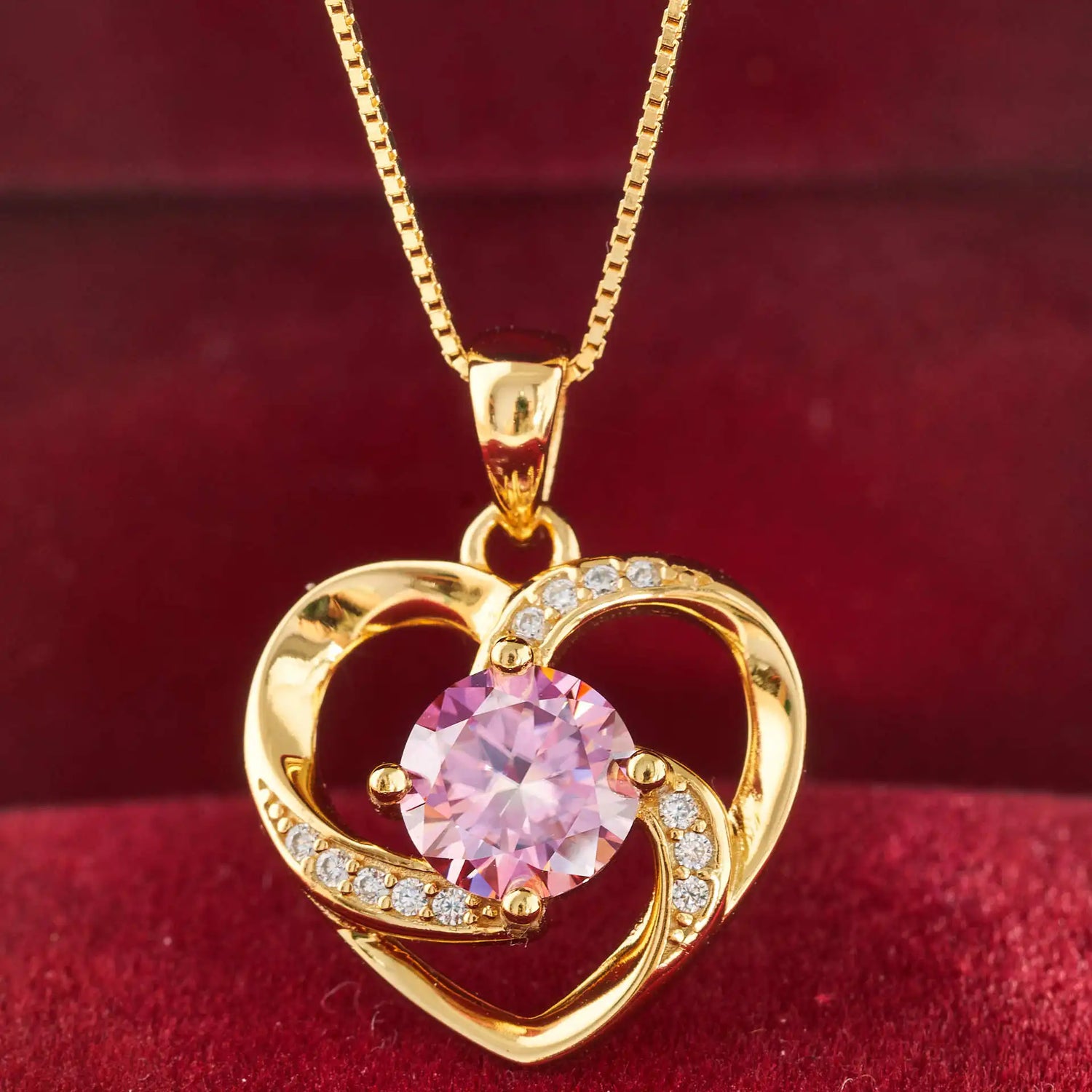 Luxurymania24 Moissanite heart pendant necklace in gold with sparkling details and a pink centre gem