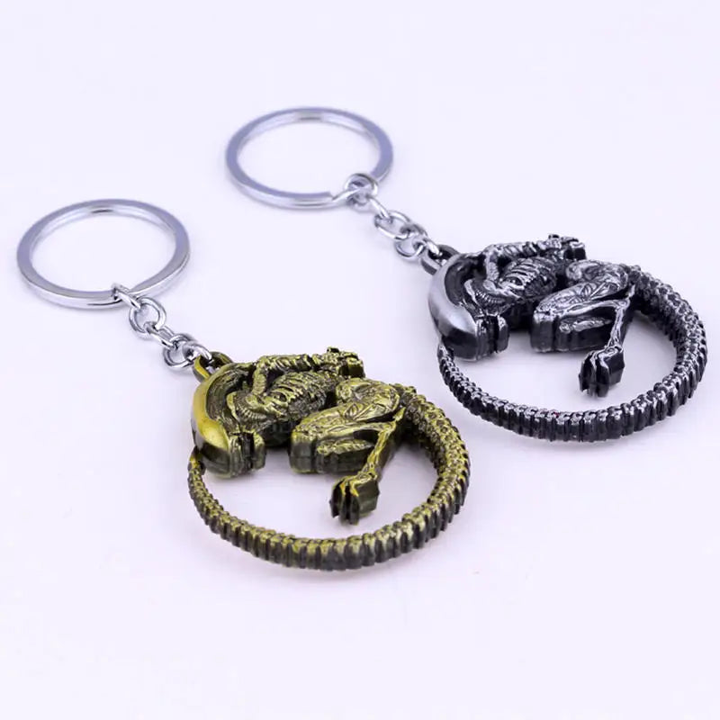 Xenomorph Queen key ring in silver and gold finish, ideal for fans of the sci-fi franchise