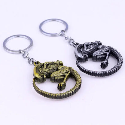 Xenomorph Queen key ring in silver and gold finish, ideal for fans of the sci-fi franchise